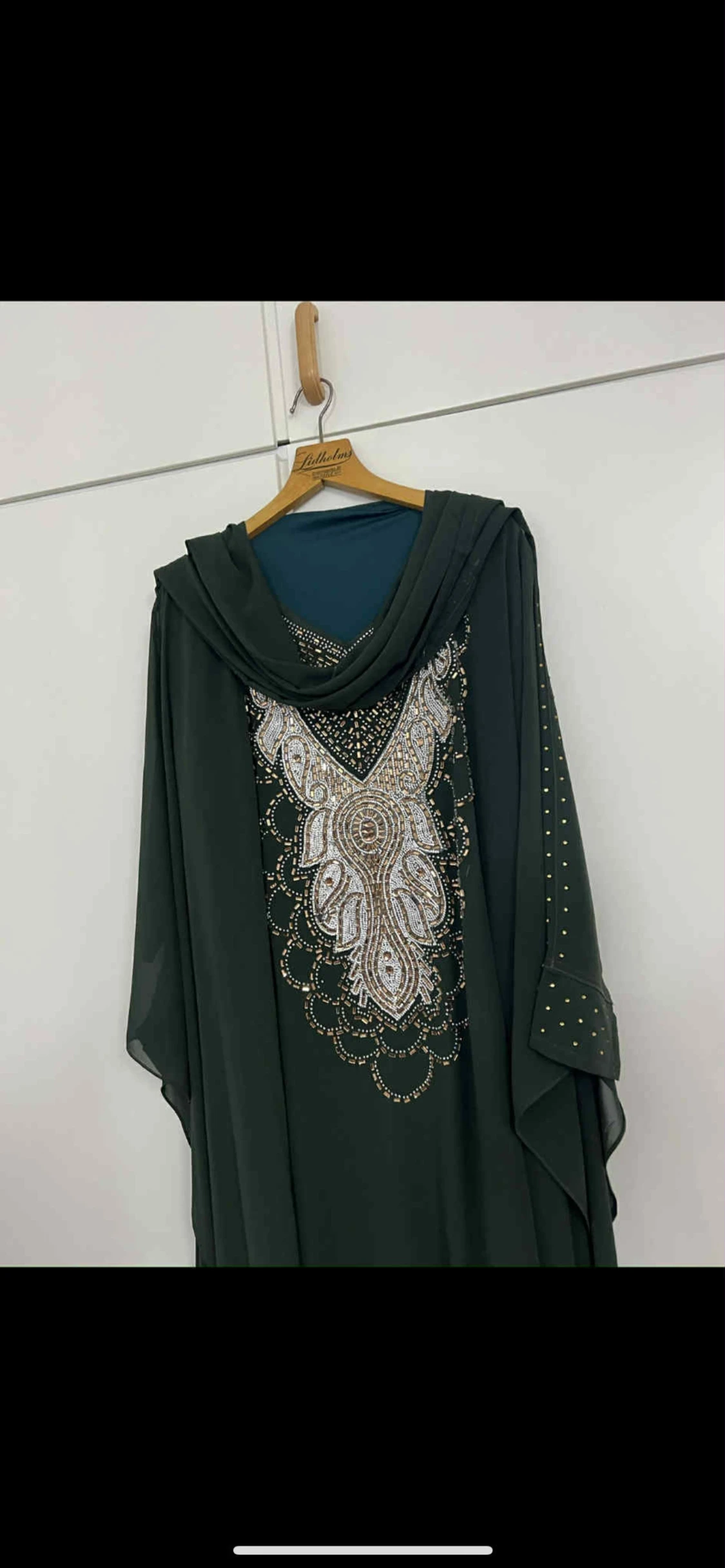 Mörkgrön långklänning med paljetter