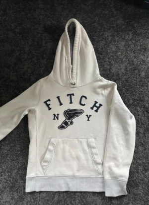 Vit hoodie från Abercrombie & Fitch - Vit hoodie från Abercrombie & Fitch. Perfekt för chill dagar och snygg till jeans. Sällsynt tröja! Modellen är 173cm 65kg, Priset kan diskuteras.