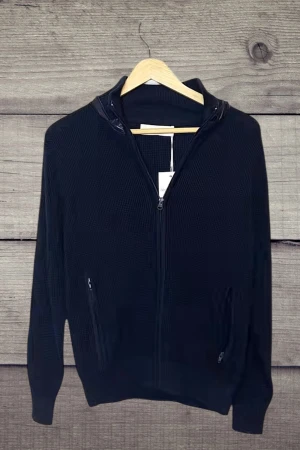 Sayless cardigan  - 🧵 Sayless cardigan 💙 Färg: Mörkblå 📏 Storlek: XS ✨ Helt ny – fortfarande med tags! 💰 Pris: 849 kr En modern och mångsidig cardigan som funkar i alla väder och alltid håller stilen! ☁️✨