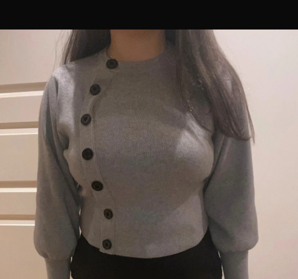 Grå tröja med svarta knappar - 1