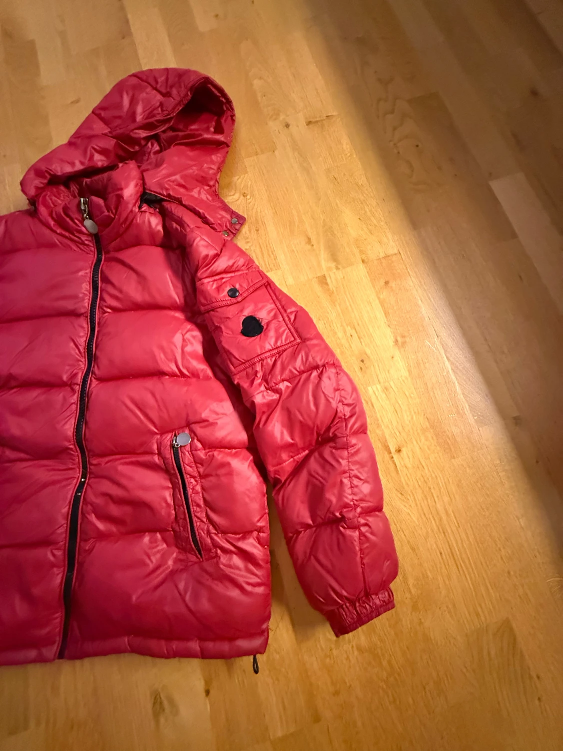 Röd pufferjacka med huva - 1