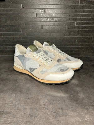 Valentino rockrunners  - Bland de snyggare valentino rockrunners säljes nu i super bra skick storlek 42 sitter större. Skorna är sparsamt använda 8,5/10 skick. Inget og 
