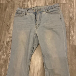 Ljusblå jeans - Jätteliten fläck på ena låret, vet inte vad det är