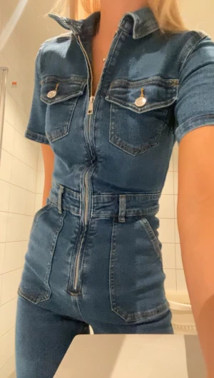 Blå denim jumpsuit med dragkedja - Jeansdress från stradivarius använd några gånger