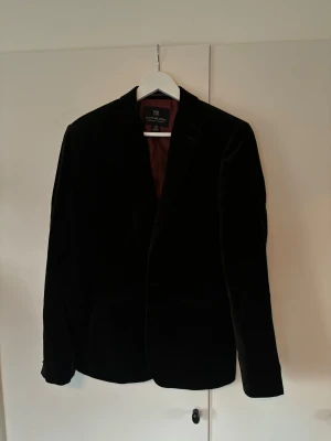 Scotch soda kavaj - Svart fin sammet scoth soda kavaj i storlek 48 säljes. Super fint skick då den är nästintill oanvänd och tveka inte vid minsta fundering!