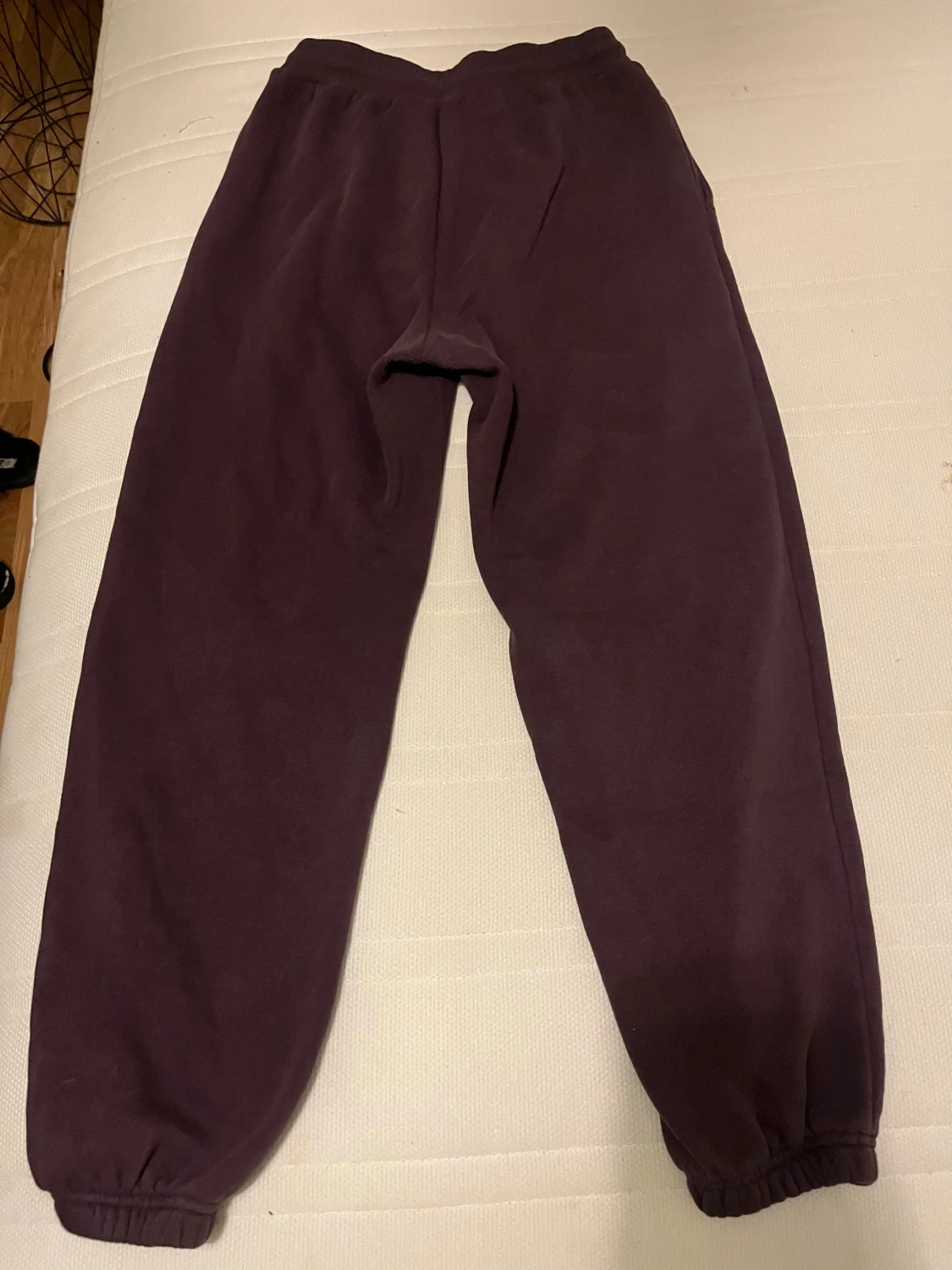 Mörklila mjukisbyxor med CHAOTIC print - 4