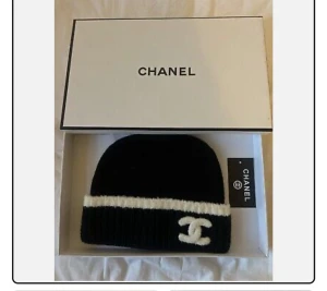 Søker efter Svart och vit Chanel mössa - Søker!!! Ønsker å kjøpe denne Chanel luen! Send dm om du selger eller vet om noen som gjør!