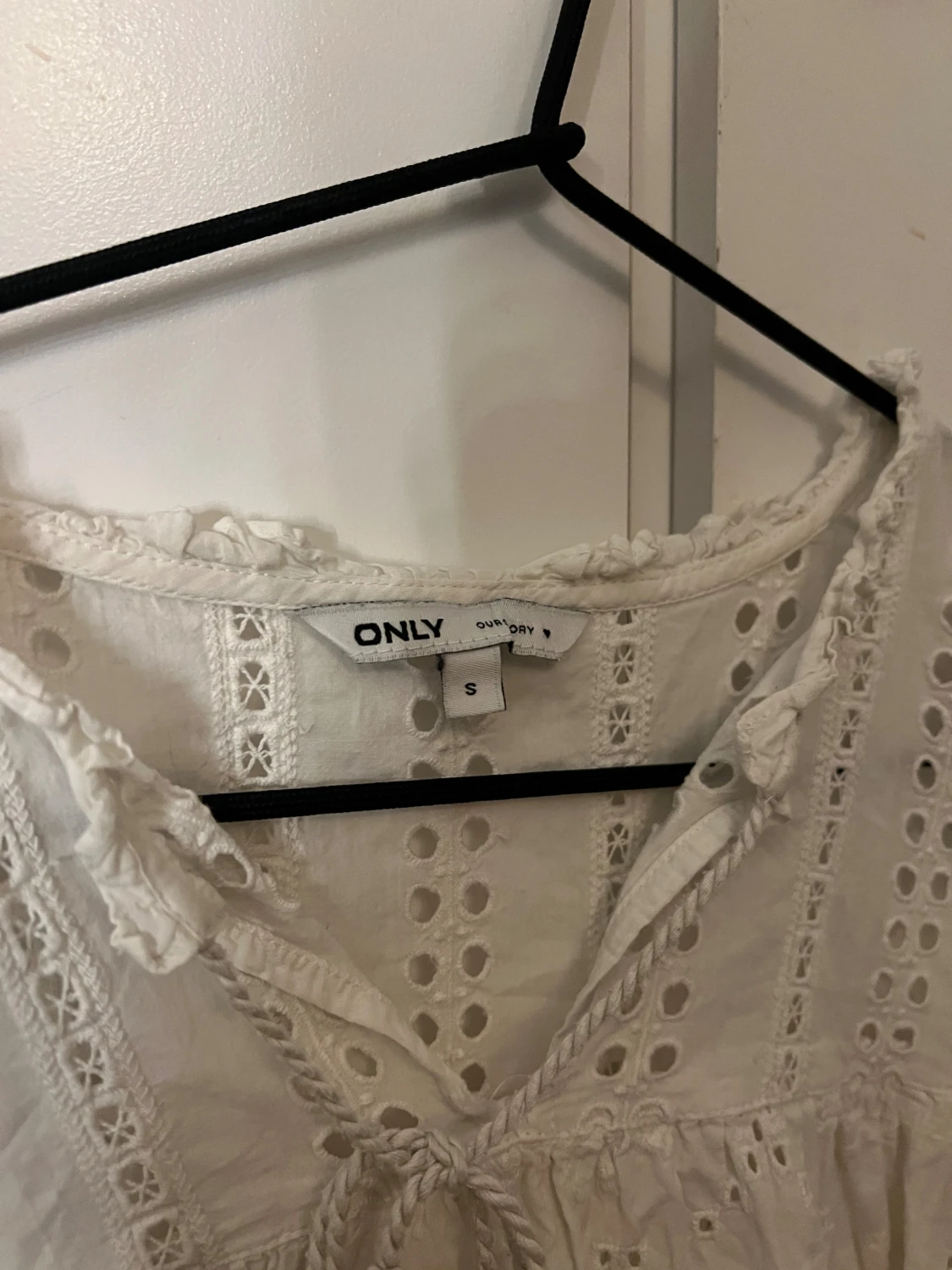 Vit broderad tröja från ONLY - 2