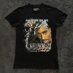 T-shirt Tupac - Skick 8/10. Väldigt fin t-shirt som är väldigt fint använd. Köptes i zalando. Passar dig som har S/M och om du vill den ska sitta tajt så passar den M vill man ha den lite lösare så är den till för xs/s