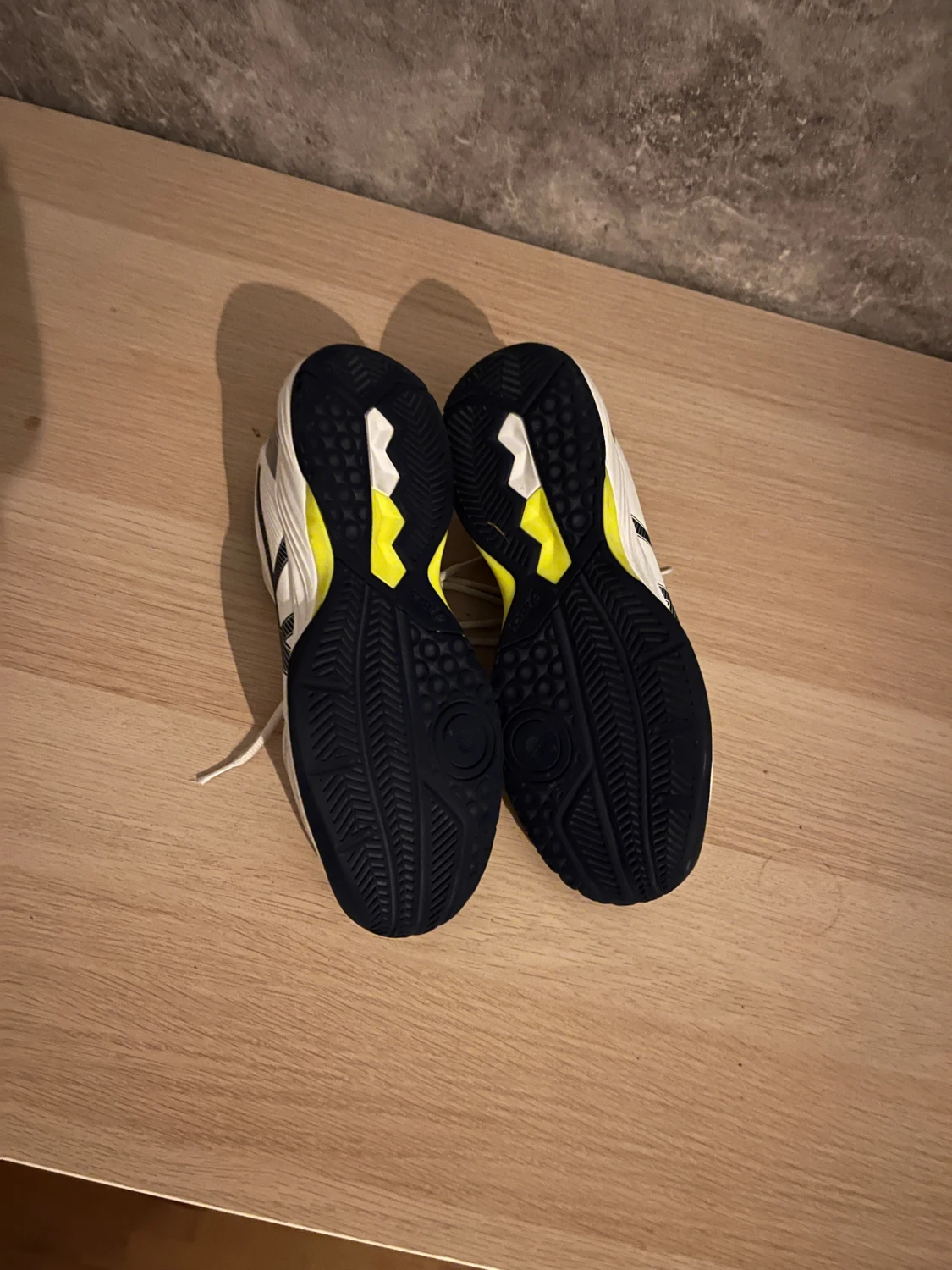 Vita Asics träningsskor storlek 42 - 2