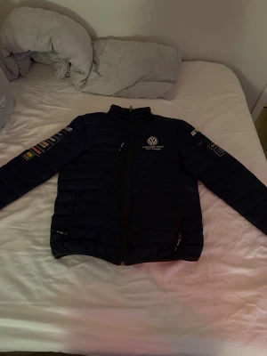 Volkswagen motor sport jacka - En ovanlig dealer team jacka från Volkswagen motorsport som inte går att få tag på längre. Lite använd men i väldigt fint skick utan skador och stilig.