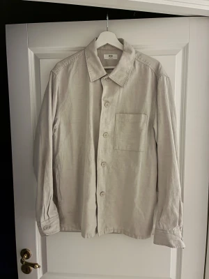 Beige overshirt från Uniqlo - Säljer en klassisk overshirt från Uniqlo. Använd 1-2 gånger och är i mycket bra skick. Väldigt stilren och passar till allt. 