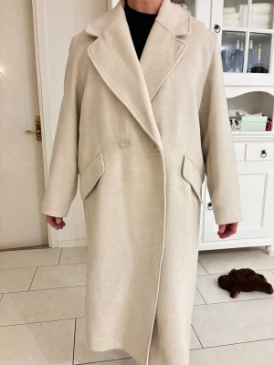 Kappa - Säljer nu en helt ny kappa. Från hm i storlek Xl. Har köpt fel storlek, därav säljer jag den. Aldrig använd. 