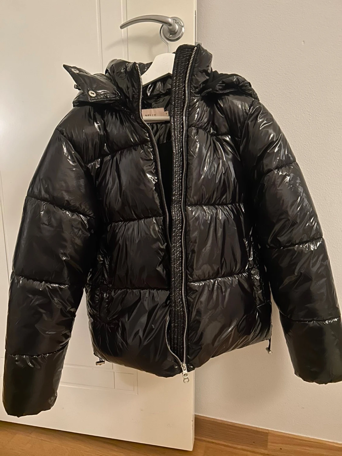 Svart glansig pufferjacka från Nelly - 2