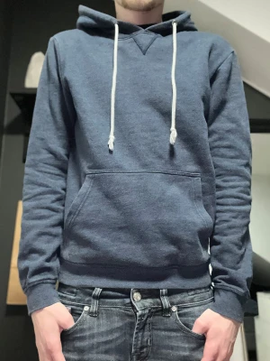 Pier One hoodie - Clean och basic hoodie. Säljer då jag tröttnat på hoodien men har alltid älskat den då den passar till allt nästan🙌 Mått och bilder med plagget på kan skickas vid intresse👍(Modellen är 178cm och väger 60kg).