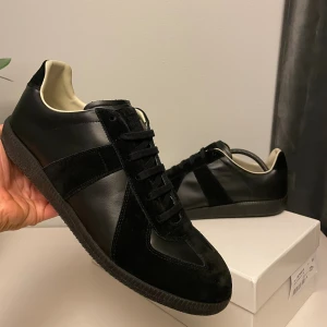 Maison Margiela Gats  - Maison Margiela Gats Sprillans nya skick |10/10 Storlek 42-43 | Box och dust-bag tillkommer vid köp. Nypris ligger runt 8000kr men säljer nu för 2999 Hör av er vid minsta lilla fundering! 