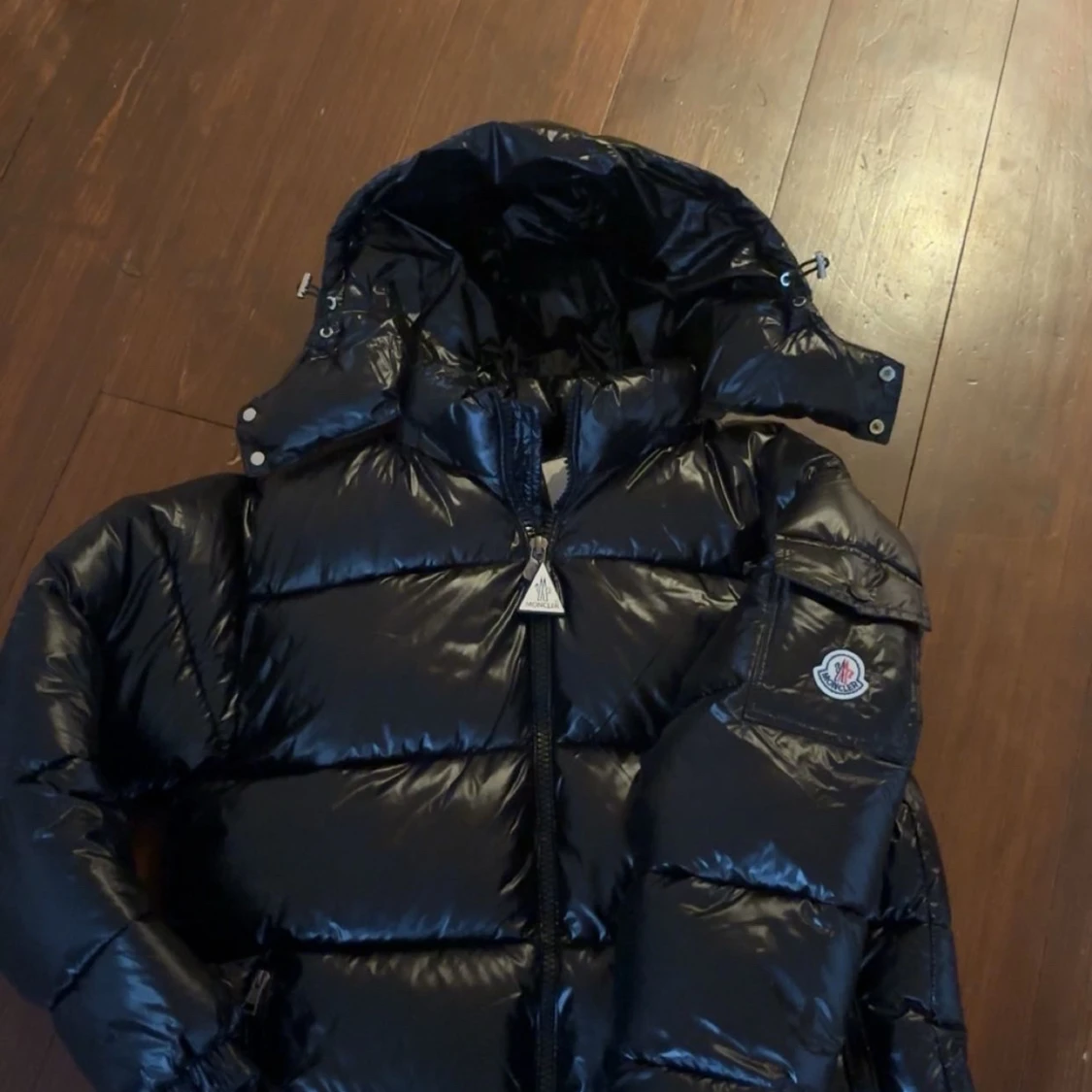 Svart Moncler pufferjacka med huva