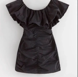 Klänning Lindex - Supersnygg svart offshoulder klänning från Lindex. Helt ny och oanvänd. Storlek XS. Perfekt nu till jul eller nyår. 