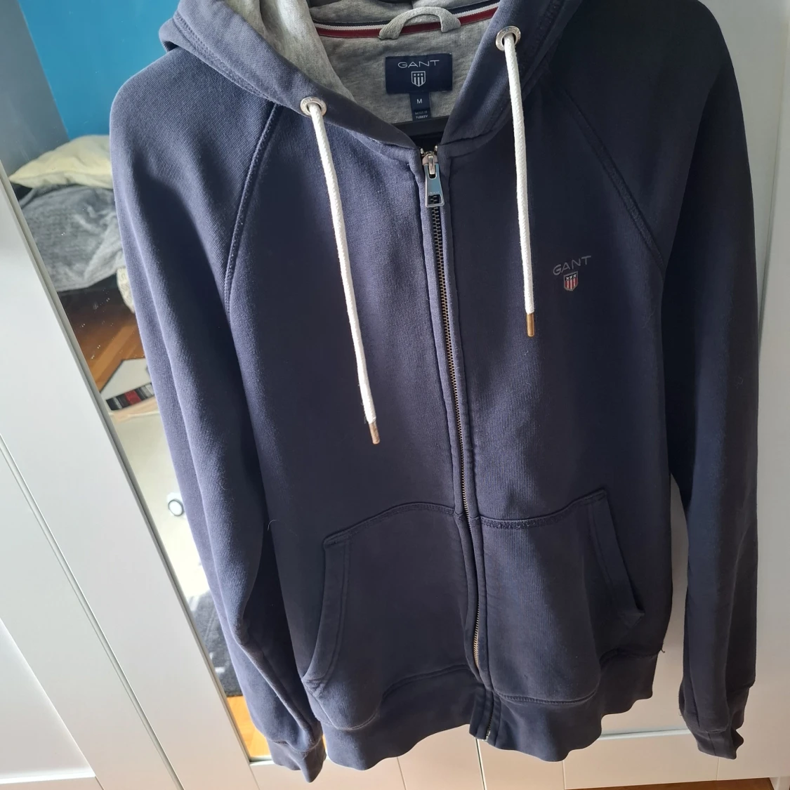 Mörkblå hoodie med dragkedja från GANT