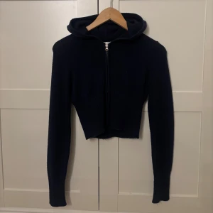 knitted yoga hood Gina tricot - knitted yoga hood från Gina tricot. Har använt denna en gång. Helt i nyskick. Har använt den som mjukiströja då den är så mjuk - känns som kaschmir. Vid frågor skriv till mig privat 💬 annars tryck på köp nu❣️🍒