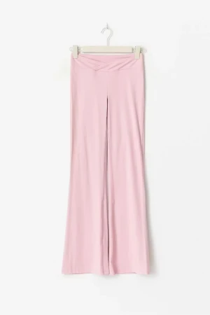 Gina yoga pants rosa - Rosa tränings yoga boxar från Gina Young +14. Använder inte längre så därför säljs dem. De har blivit lite noppriga i rumpan men annars inga defekter. Skicka för egna bilder!