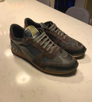 Valentino rockrunners - Ett par riktigt feta valentino rockrunners i storlek 44. Dom är mörkblåa med vinröda detaljer där var. Knappast några defekter och ingen tappad nit eller skadad sula. Perfekta vinterskor eftersom dom är av läder. Kvitto finns men ingen box.