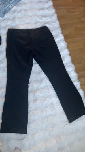 Svarta kostymbyxor  - Kostymbyxorna är från bikbok storlek 38