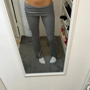 Yoga pants - Gråa yoga pants från gina Young som inte längre används och knappt är använda, skriv för flera bilder💘💘