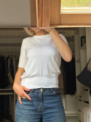 Stickad T-shirt  - En clean vit topp från Zara i storlek S, med rund hals och korta ärmar. Materialet är mjukt och stretchigt. Passformen är normal och toppen har en enkel, stilren look som verkligen passar till allt🩷🩷Aldrig använd!!