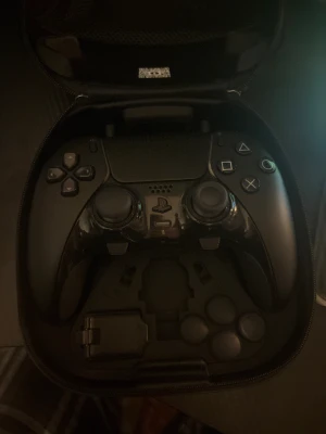 Ps5 PRO kontroll med tillbehör - Ps5 PRO kontroll köp för en månad sen säljs pga tröttnat på spel o ska börja plugga i vår. Skicket är som ny knappt använd du får med alla tillbehör som laddare, olika grepp för joysticksen och en ”låda” som alla tillbehör och kontroll förvaras i.