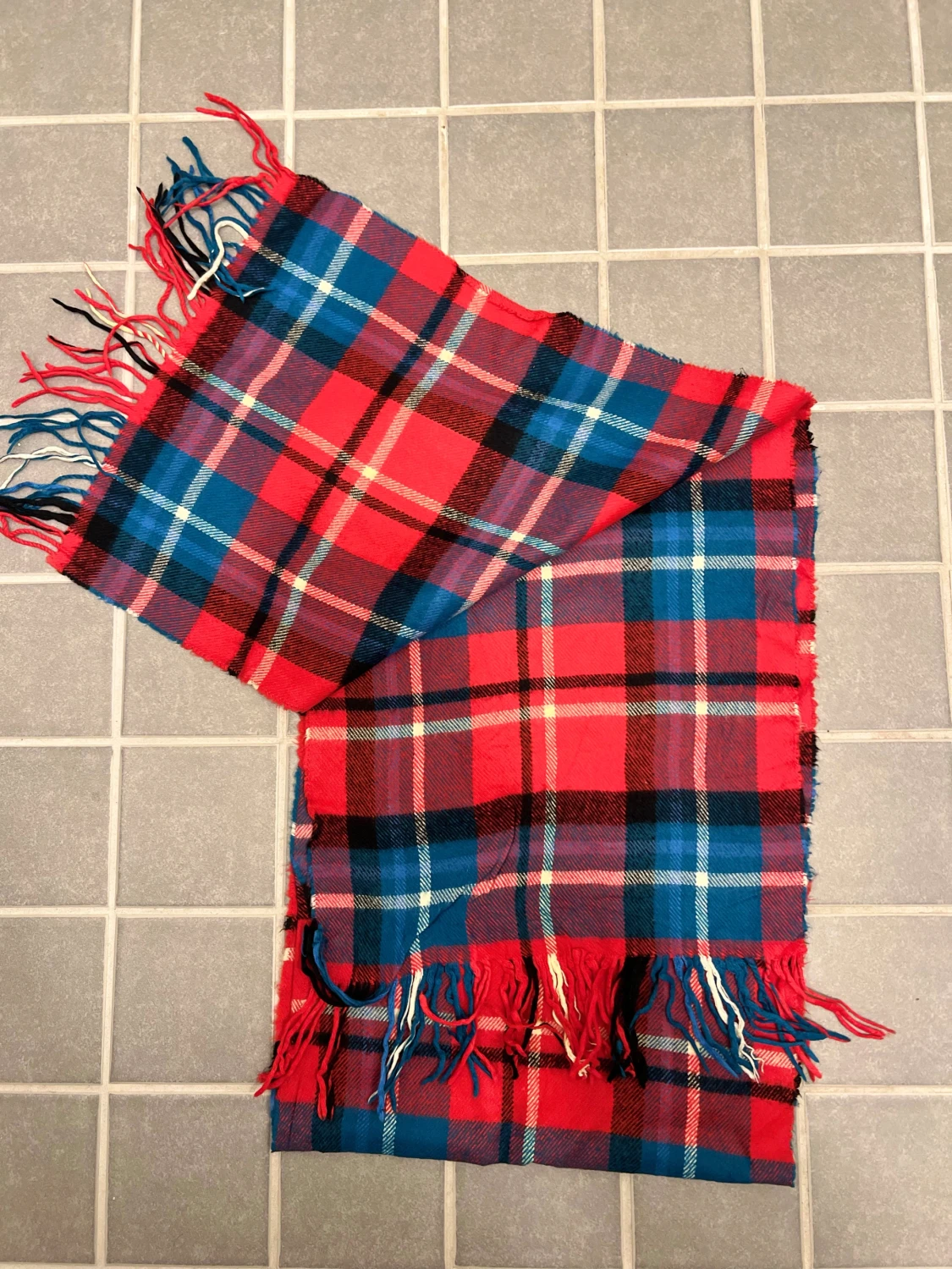 Rutig röd och blå halsduk från Burberry - 1