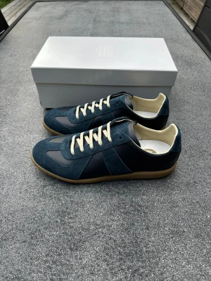 Maison margiela gats navy  - Ett par superfeta gats i storlek 45, box och dustbags fås med, skickar samma dag!