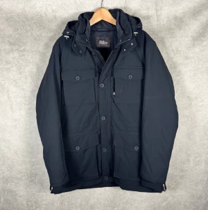 Oscar Jacobsson Jacka | L - Oscar Jacobsson Vinterjacka | Snygg jacka med bort/påtagbart inner fodring | Grymt skick | Storlek L | Modellen är 185 och väger 65kg | INGA BYTEN | Fraktar spårbart eller möts upp i Täby