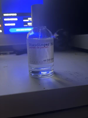 Staudinger 35.0 Extrait de Parfum - Modern och stilren parfym med enkel design. Flaskan är märkt med 'Staudinger 35.0 extrait de parfum' och kommer från one bold chemist. Perfekt för dig som gillar unika och trendiga dofter.