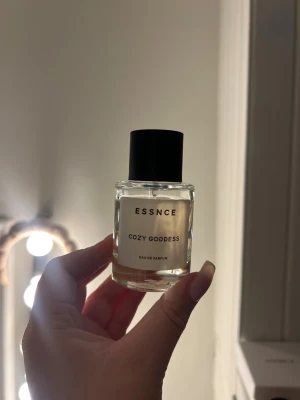 Essnce cozy goddess - Essnce parfym, 50ml. Använd några gånger men väldigt mycket kvar 