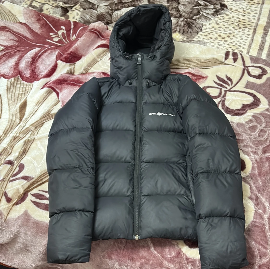 Svart dunjacka från Sail Racing