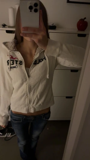 y2k hollister zip up hoodie fodrad teddy - Super comfy Hollister zip up hoodie in white with blue text and a pink bird. Size L, fits a regular S! Teddy material inside, very comfy.  Classic zip up with front kangaroo pocket and ribbed cuffs.  Good condition.   #2000s #abercrombie #abercrombieandfitch #vintage #swag #rare #y2k #baddie #hoodie #streetwear #alternative #emo #pinterest #hollister #hollistercalifornia