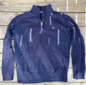 Half zip-tröja GANT - Marinblå halfzip tröja från GANT. Skicket är bra och passformen också. 