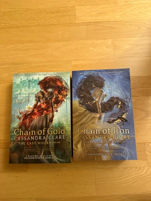 Chain of Gold & Chain of Iron (The Last Hours) Collector's First Editions - Collector's First Editions av The Last Hours-serien i Shadowhunter-världen. Fantastiska omslag och episka äventyr väntar! Perfekt för dig som älskar fantasy, spänning och magiska berättelser. Passar unga vuxna och fans av Cassandra Clare.