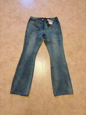 Flared jeans Boohoo man - Ljusblåa jeans från boohoo man. Helt oanvända, säljer för dom var för små för mig Storlek 30