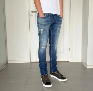 Dondup George Jeans - Säljer dessa snygga Dondup George jeans i storlek 31/längd 32. Jeansen är i perfekt skick och har inga defekter. Hör av dig vid frågor!