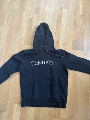 Märkes hoodies - Tre hoodies från calvin klein och peak performance, inga defekter.