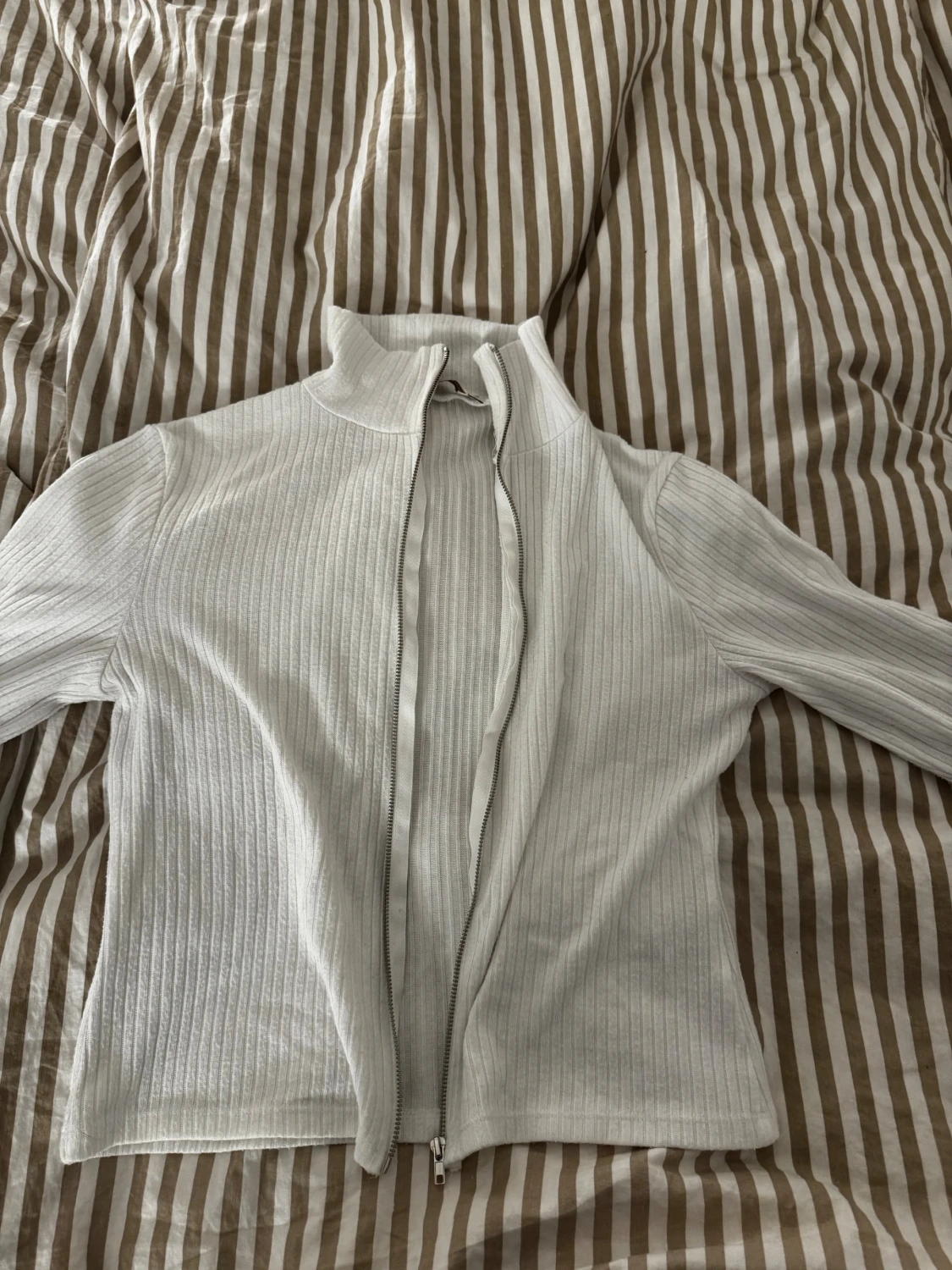 Vit ribbad zip-kofta  - 2