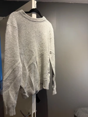 Ljusgrå stickad tröja från !Solid - Säljer en ljusgrå stickad tröja från !Solid i storlek S. Tröjan har rund hals, ribbade muddar vid ärmslut och nederkant samt långärmad passform. Perfekt för dig som gillar enkel och clean stil med mjukt material.