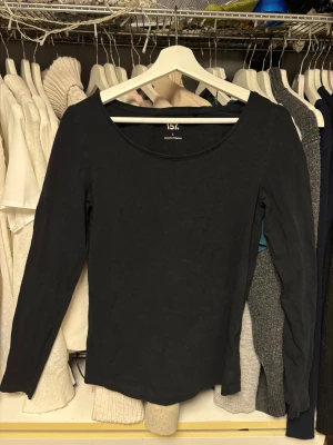 Svart långärmad topp från lager 157 - En enkel svart långärmad topp från Lager 157.  Storlek L men sitter som en S