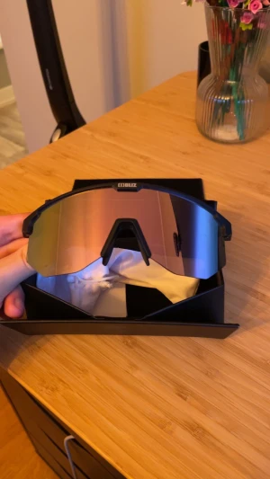 Bliz Glasögon - Säljer ett par knappt använda Bliz glasögon då de inte används. Tveka inte på att höra av dig vid intresse ‼️