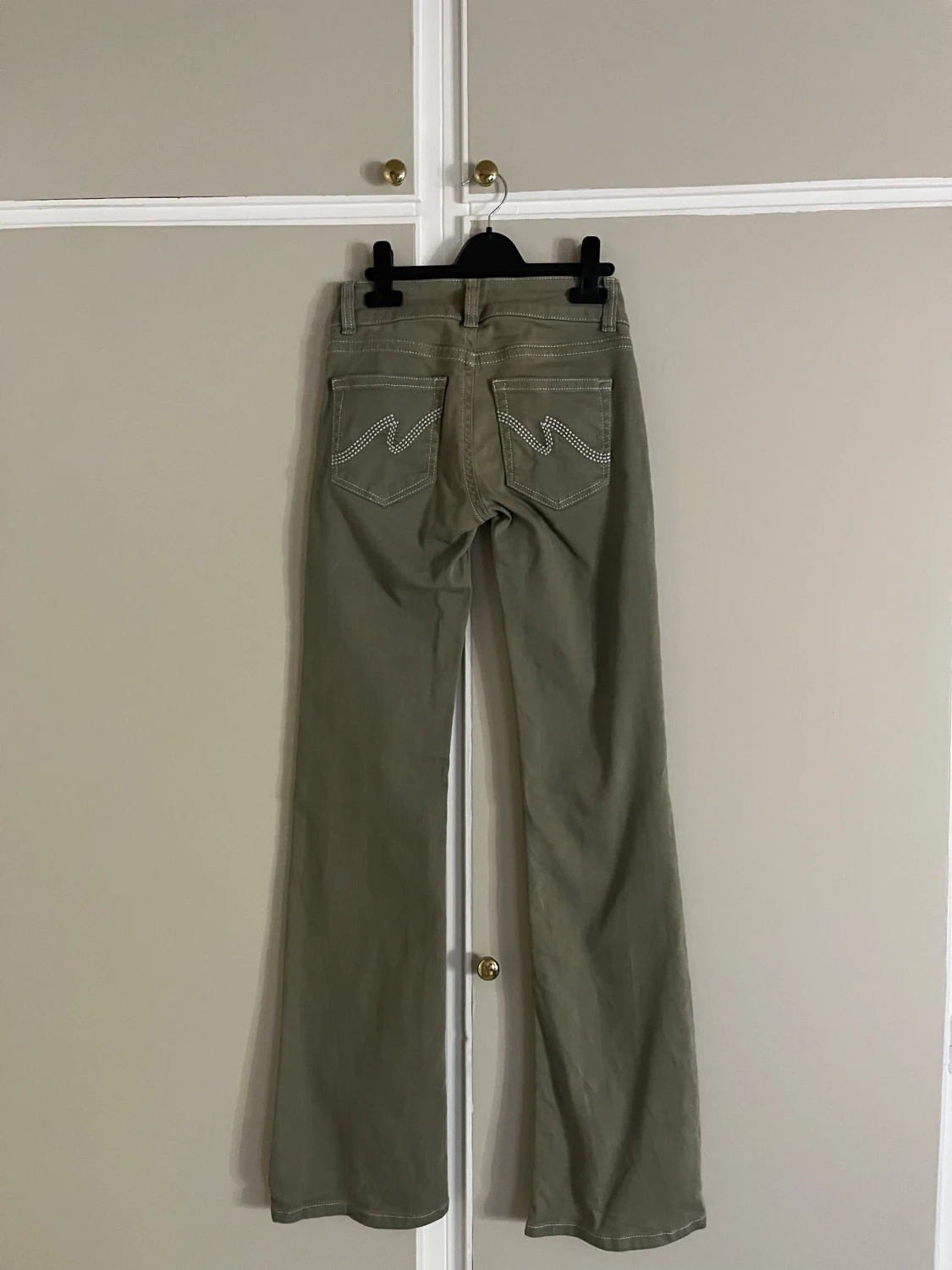 Bootcut byxor från Nelly i khaki