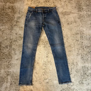 Dondup jeans  - Blå jeans från Dondup med snygga slitningar i Storlek 31                                      Längd 100cm, midja 39cm