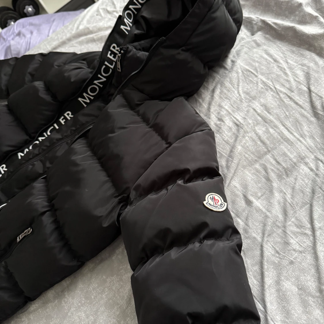 Svart dunjacka från Moncler med huva - 1