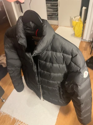 Moncler Baudinet Svart - Hej, Säljer en Moncler Baudinet som endast kommit till bruk vid ett par tillfällen. Den är i storlek 2, vilket motsvarar S/M - Skulle säga att man kan ha den vid båda dessa storlekar Väldigt bra kvalitet. Inga defekter eller fel för övrigt. Skriv vid intresse eller ytterligare frågor👏